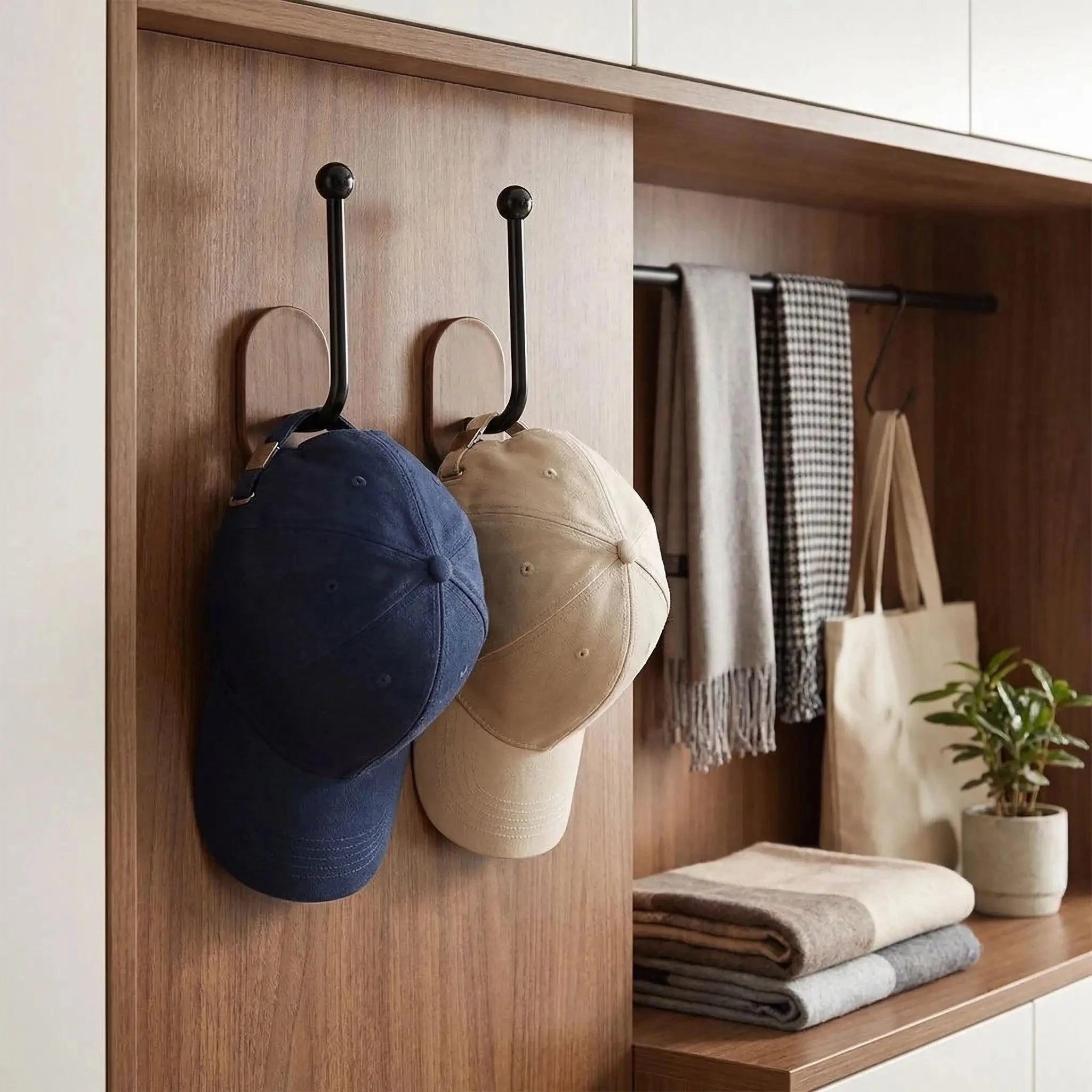 Accroche‑casquette en bois fixé sur panneau avec casquettes rangées dans un dressing organisé