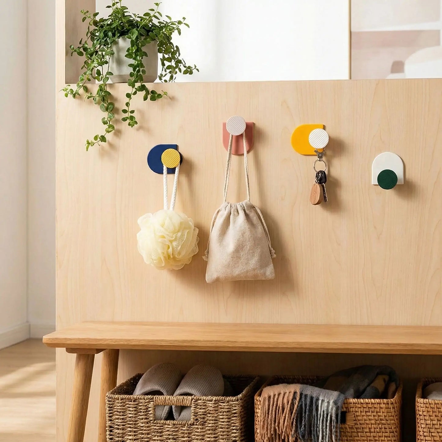 Crochets adhésifs colorés dans une belle entrée