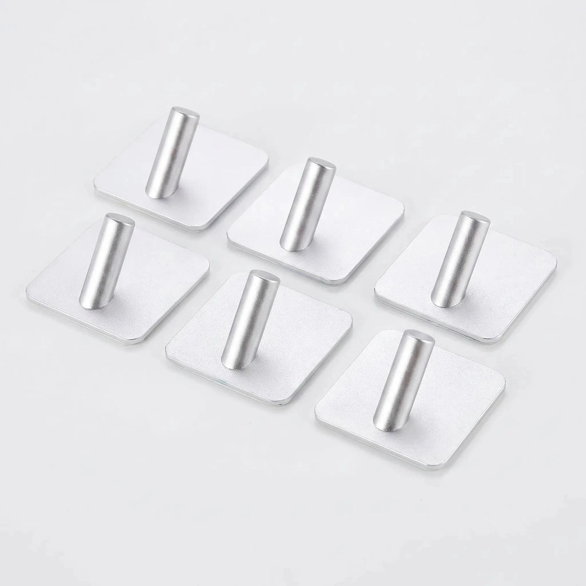 Crochets muraux acier inoxydable AdesiOrganiz argent en lot de 6 pour optimiser le rangement d’une entree lumineuse