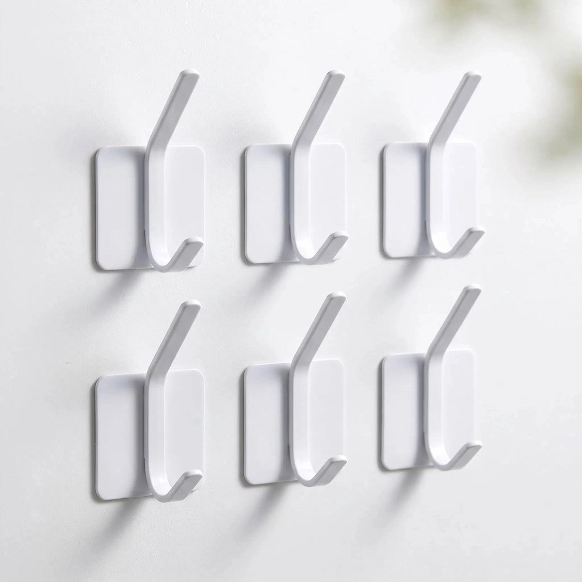 Crochets muraux adhésifs en acier inoxydable OrganiZelt blanc en lot de 6 pour organiser manteaux et accessoires dans une entrée épurée