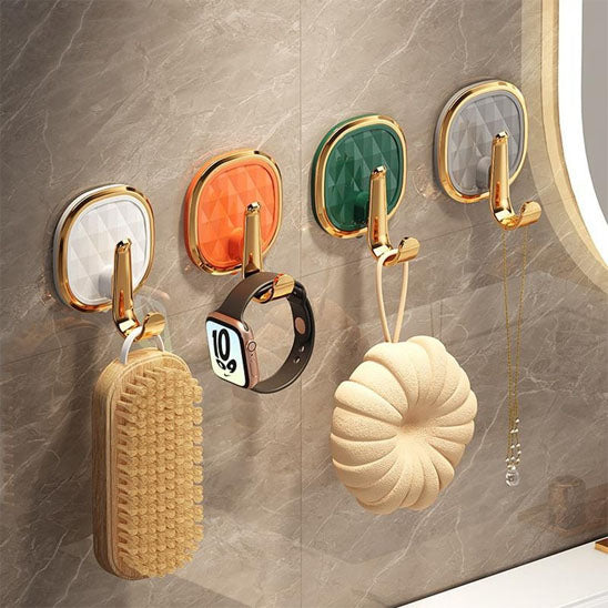 crochets muraux en forme de diamant avec des articles de salle de bain