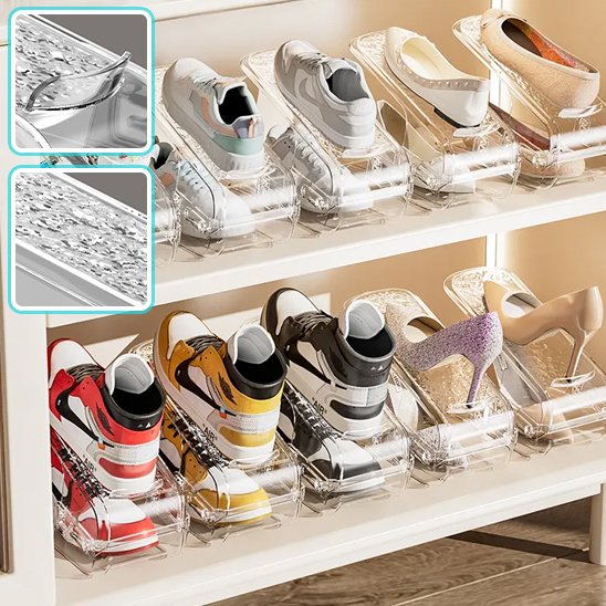 Étagère de dressing organisée avec des supports en acrylique pour baskets de collection et chaussures à talons hauts.
