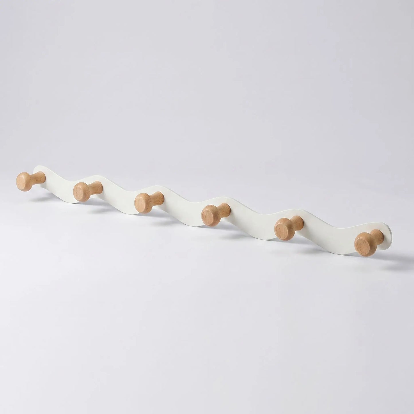 Variante 6 crochets du porte-manteau mural design CréativeWaves en métal blanc et bois naturel.