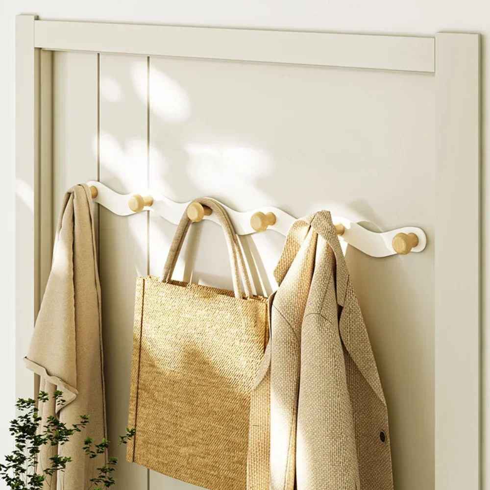 porte manteau mural creativewaves avec vestes et sacs