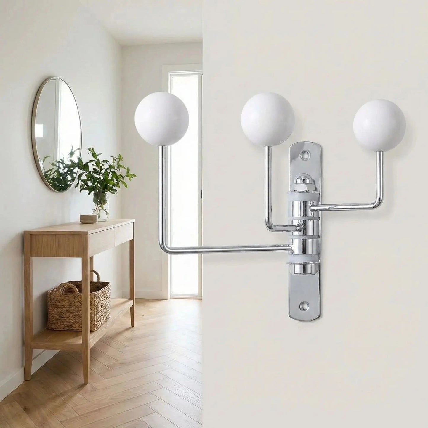 Porte‑manteau mural design en métal ondulé blanc pour une entrée lumineuse et minimaliste.