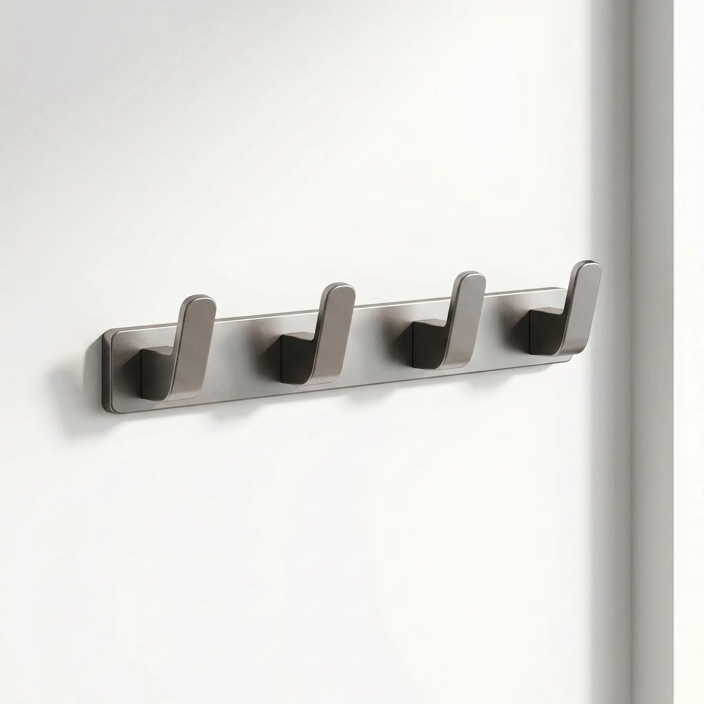 Porte-manteau mural Alumure à 4 crochets en aluminium gris sidéral, vue de profil sur fond blanc.