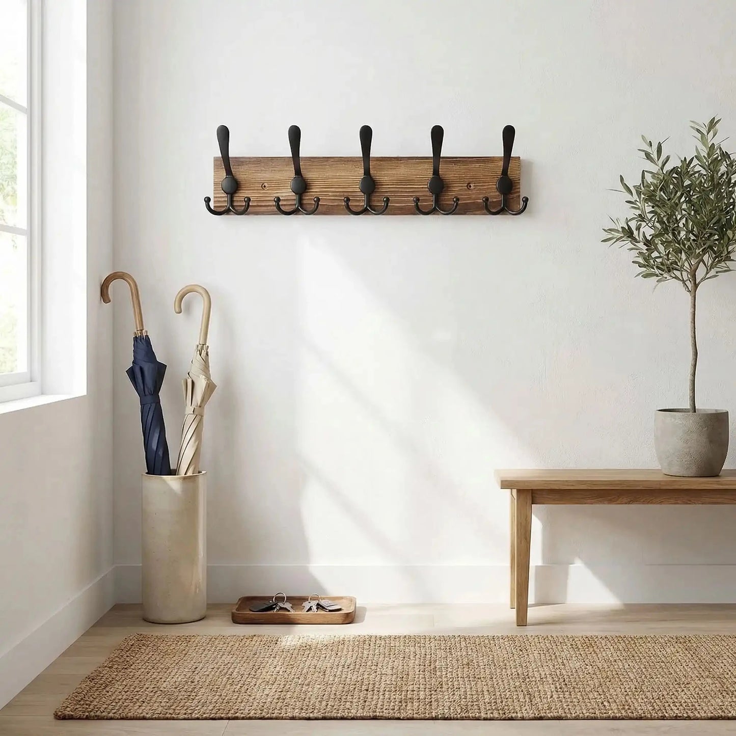 Porte-manteau original en bois avec 5 crochets dans une entrée