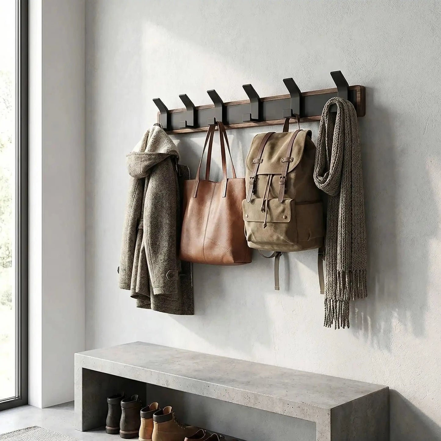 Porte‑manteau mural patère bois et métal avec manteau gris, sac en cuir et sac à dos, 6 crochets – 43 cm
