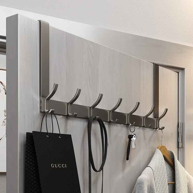 porte manteau porte avec veste et sac