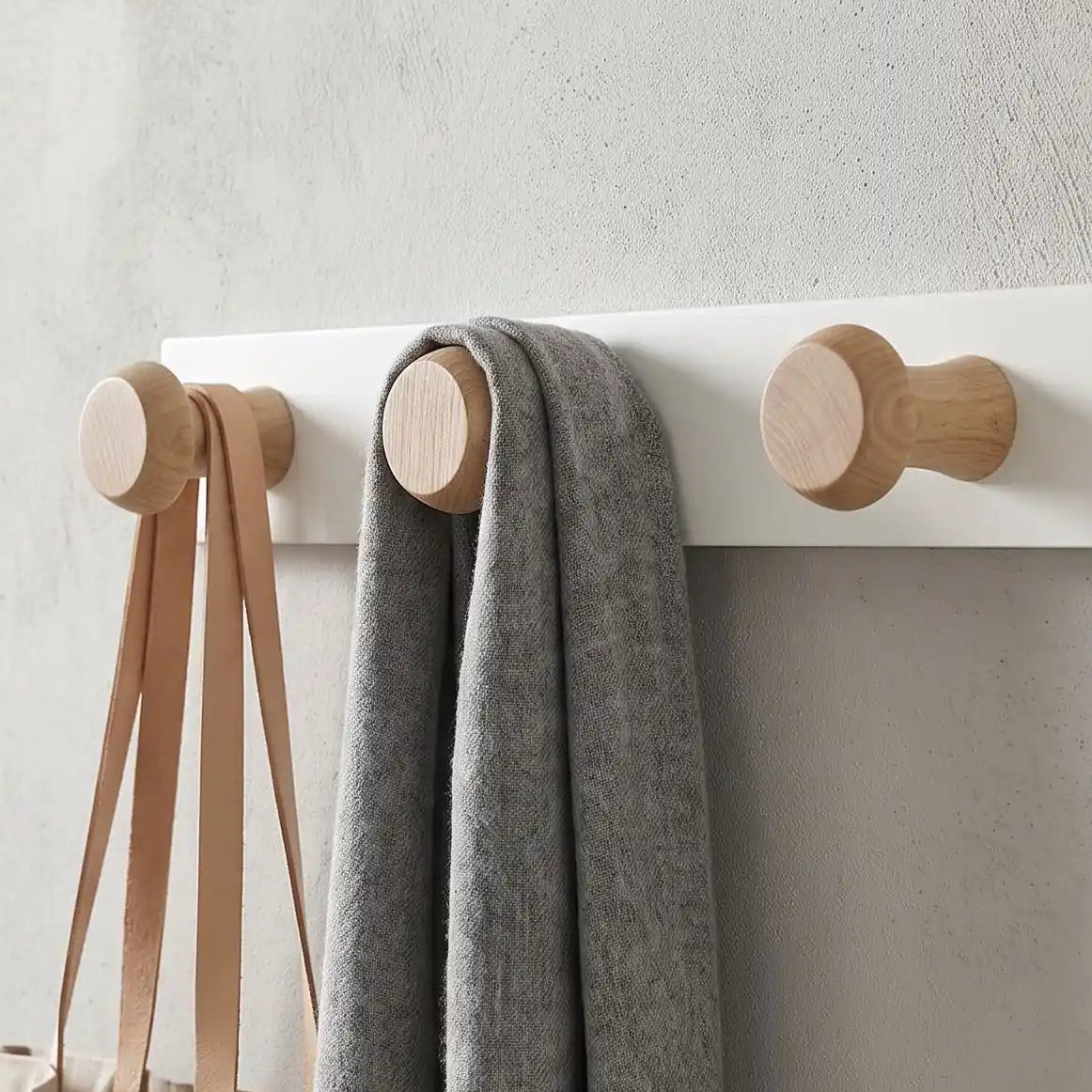 Porte‑manteau mural SKOG™ en bois massif style scandinave, design épuré, présentation gros plan (vendu en version 6 crochets)
