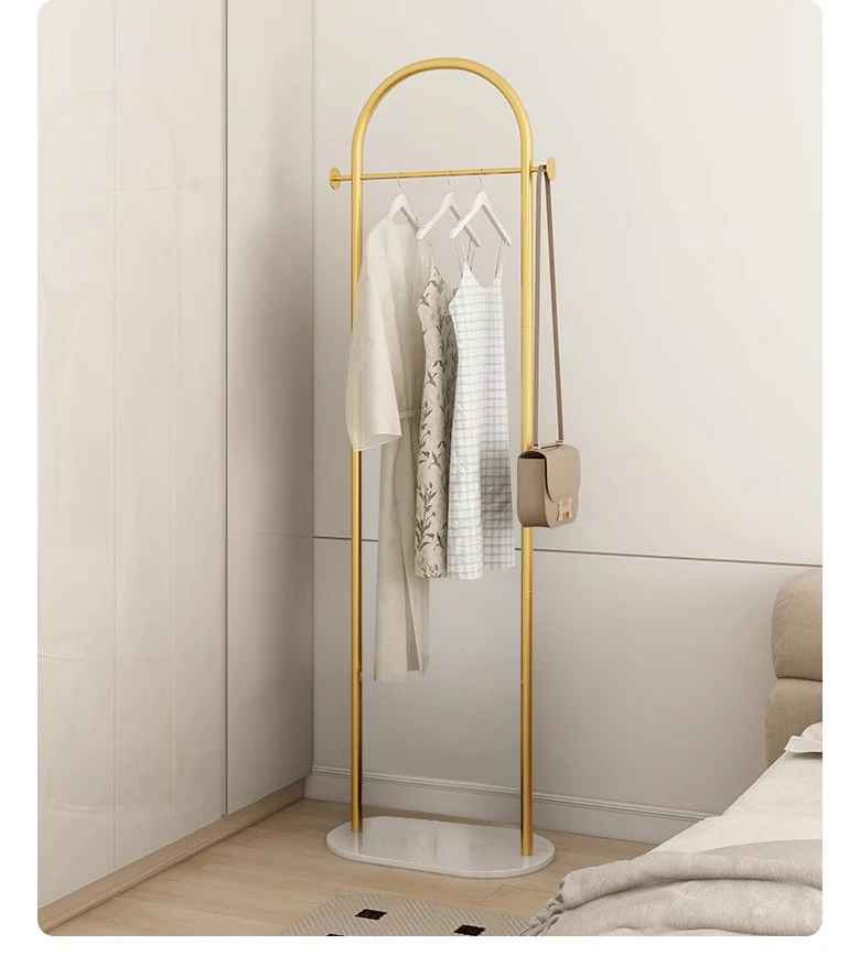 porte manteau soma avec un lit