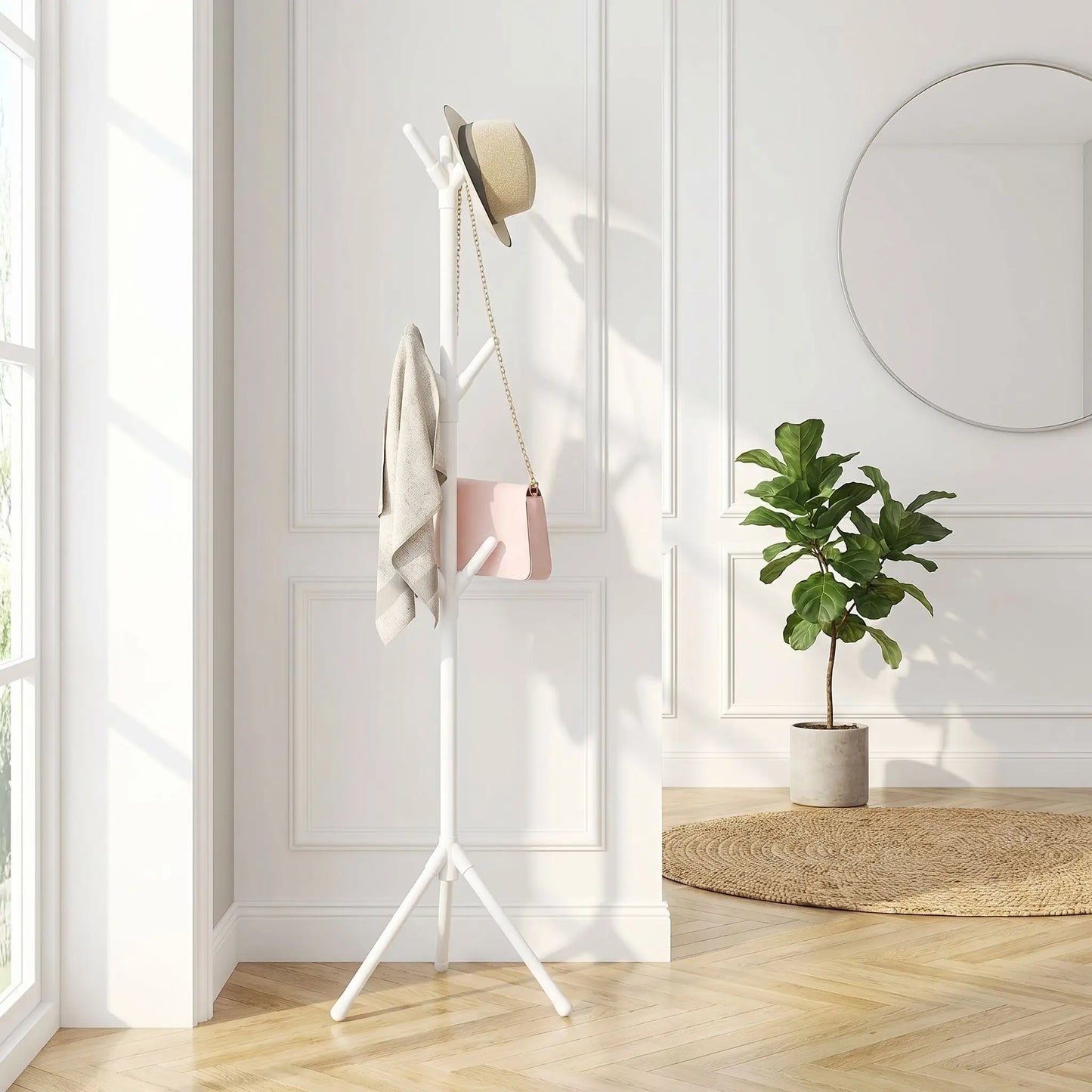Porte-manteau sur pied blanc laqué PlastiCoat™ au design minimaliste, installé à côté d'une plante verte dans un intérieur lumineux.