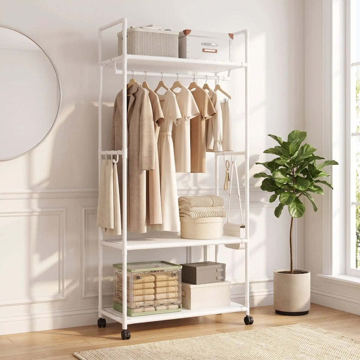 Porte‑manteau sur pied blanc LYKKE Mobile Rollastand en métal et plastique dans une pièce lumineuse
