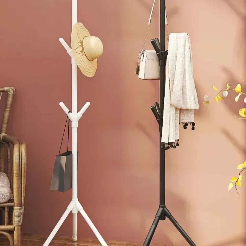 porte manteau sur pied plasticoat avec chapeau et echarpe