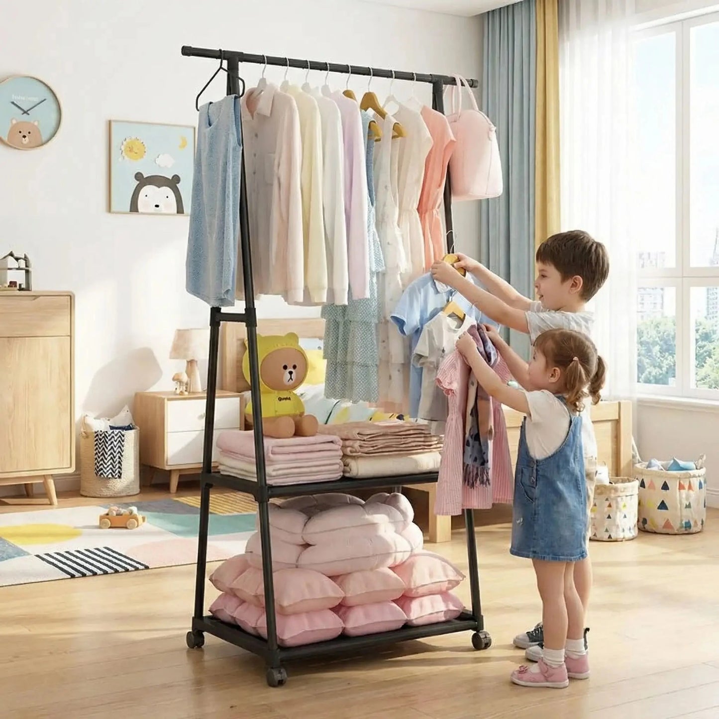 Deux enfants organisant leurs vêtements sur un porte-manteau KidOrganize™ évolutif dans une chambre