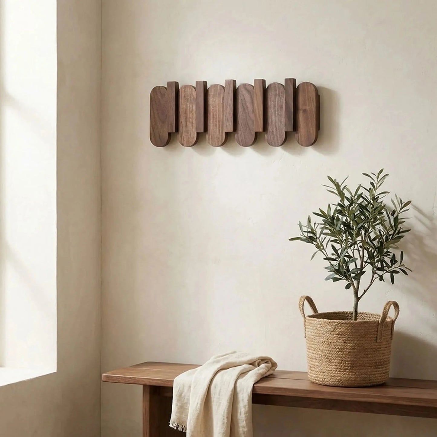 Porte‑manteau mural bois en noyer 5 crochets rabattables pour une entrée organisée et chaleureuse.