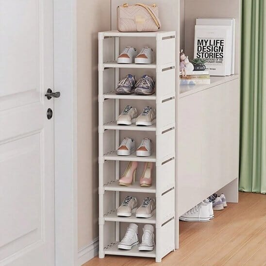 Rangement chaussures modulaire superposable blanc à 8 niveaux, installé dans une entrée lumineuse