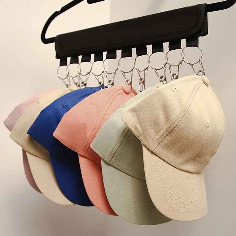 Organisateur de casquettes avec 10 clips robustes et tissu renforcé pour un rangement vertical efficace