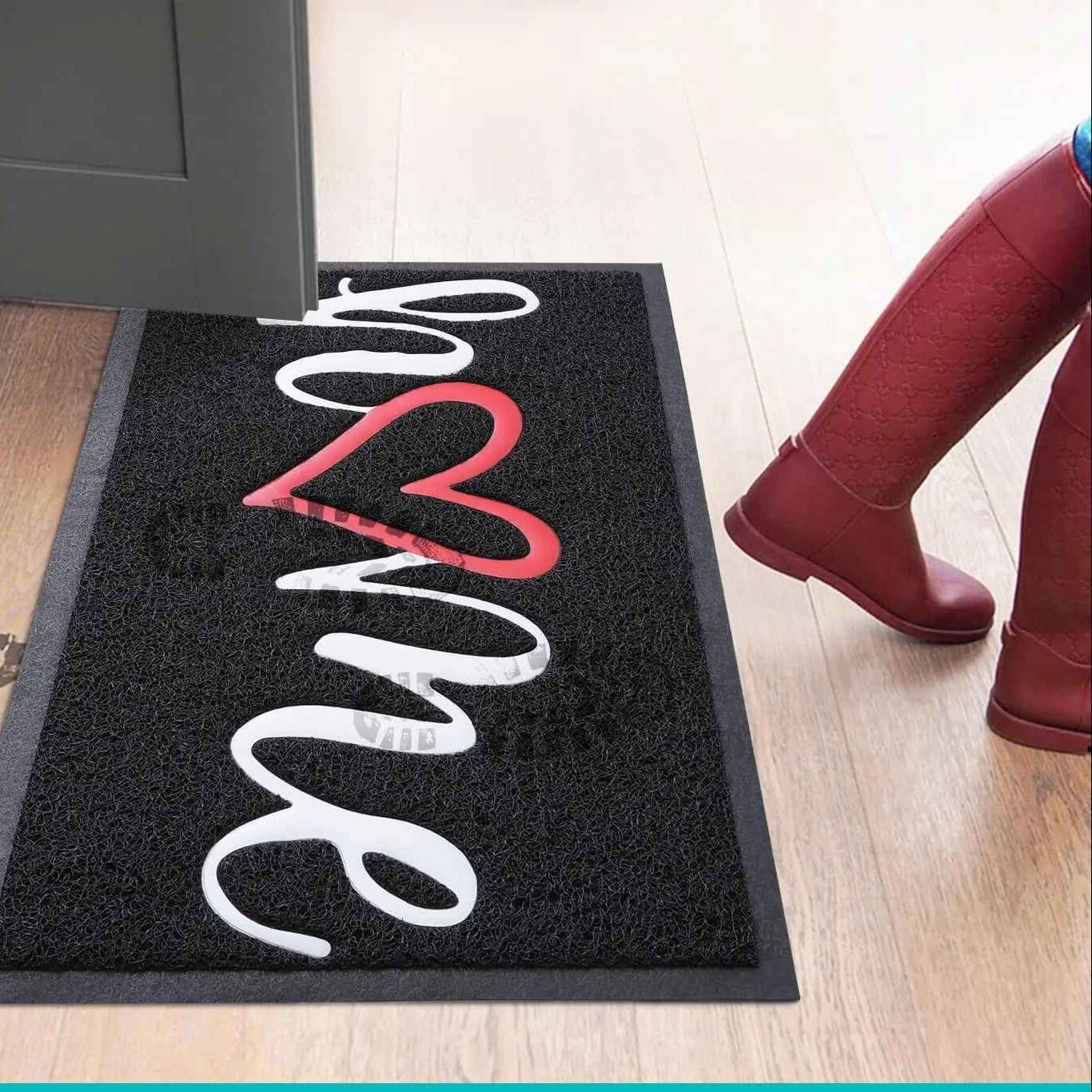 Tapis d’entrée AquaStop love noir antidérapant dans entrée chaleureuse et moderne.