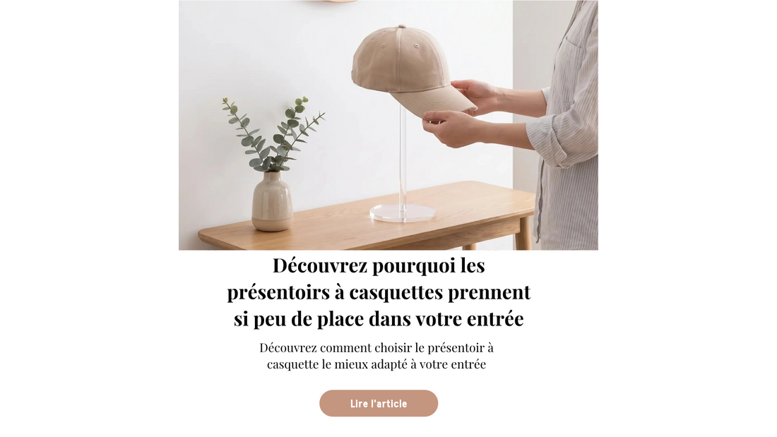 Présentoir à casquette transparent posé sur une table en bois, avec une casquette beige et une décoration minimaliste pour illustrer l’organisation de l’entrée.