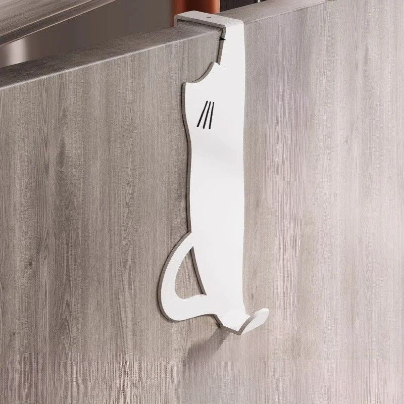 Crochet de porte sans perçage en forme de chat, silhouette arrondie accroché sur une porte en bois.