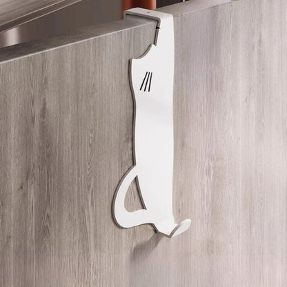 Crochet de porte sans perçage en forme de chat, silhouette arrondie accroché sur une porte en bois.