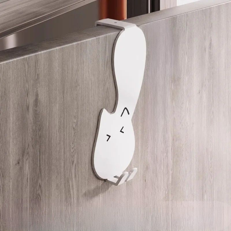 Crochet de porte sans perçage en forme de chat minimaliste, double accroche solide sur porte en bois.