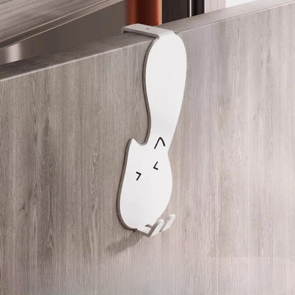 Crochet de porte sans perçage en forme de chat minimaliste, double accroche solide sur porte en bois.