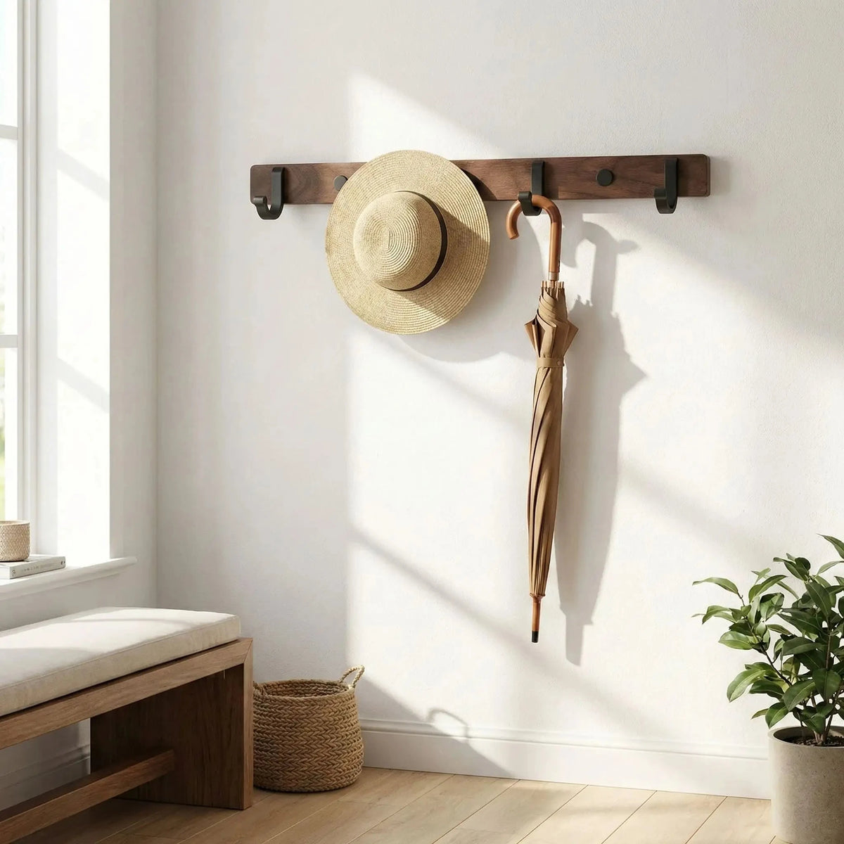 Porte‑manteau mural design en bois et métal avec chapeau, parapluie et banc minimaliste. 