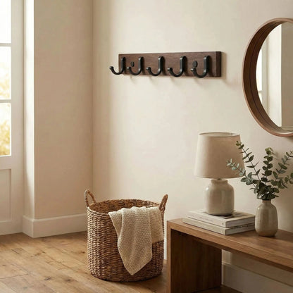 Porte‑manteau mural design en bois et métal dans une entrée moderne avec panier et console décorative.