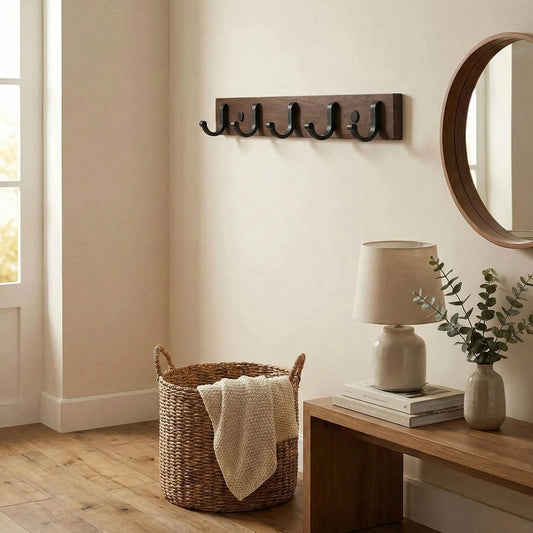 Porte‑manteau mural design en bois et métal dans une entrée moderne avec panier et console décorative.