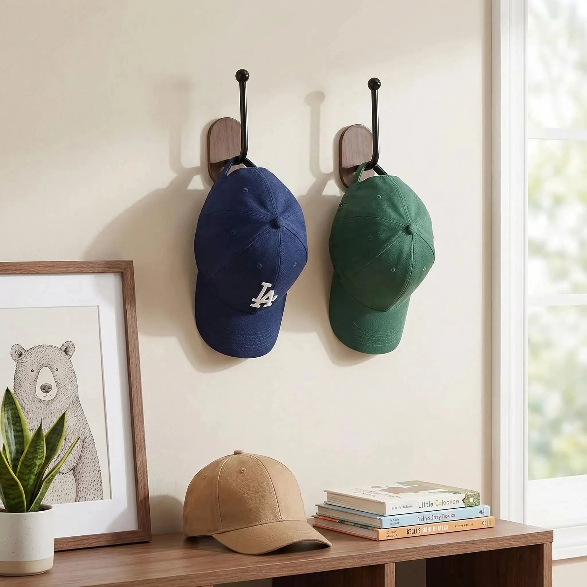 Accroche‑casquette mural en bois avec deux casquettes suspendues dans un espace décoré