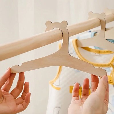 Lot de 10 cintres bebe tout en bois naturel pour vestiaire d'entrée