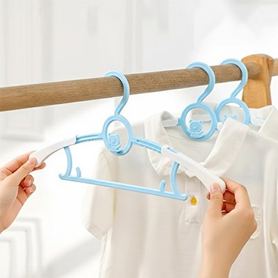 Cintre enfant bleu anti-glisse