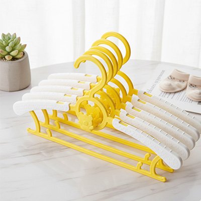 Cintre enfant Colorés Robustes jaune sécuritaire