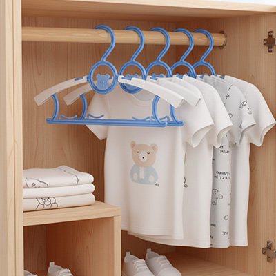 Cintre enfant violet avec chandails