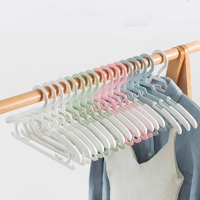 Cintres bébé colorés