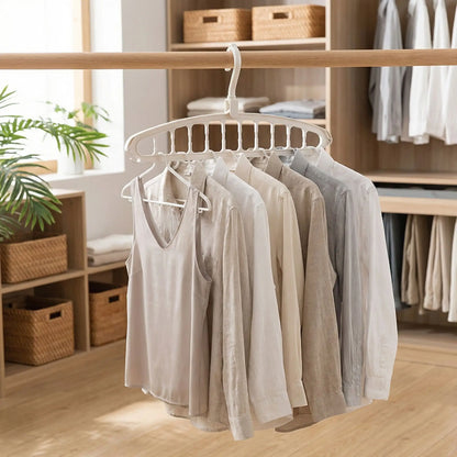 Cintres multi-niveaux blancs utilisés dans un dressing moderne pour organiser des chemises et gagner de la place.