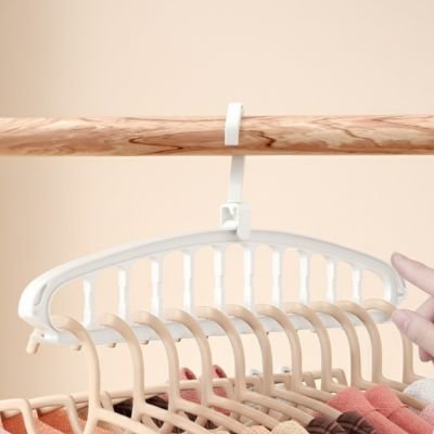 Détail du crochet pivotant à 360 degrés d'un cintre multi-niveaux blanc pour une utilisation polyvalente et facile.