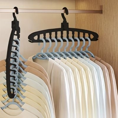 Comparaison d'un cintre multi-niveaux en position horizontale et verticale pour un gain de place de 80% dans un dressing.
