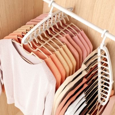 Utilisation des cintres multi-niveaux en position horizontale pour organiser et espacer les vêtements dans un dressing.