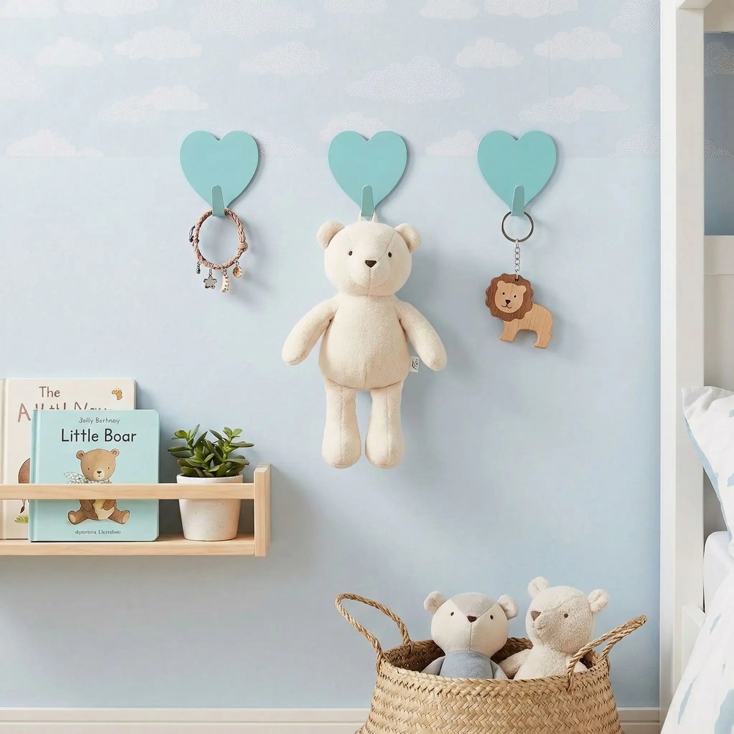 Crochet mural adhesif en forme de cœur dans une chambre d'enfant