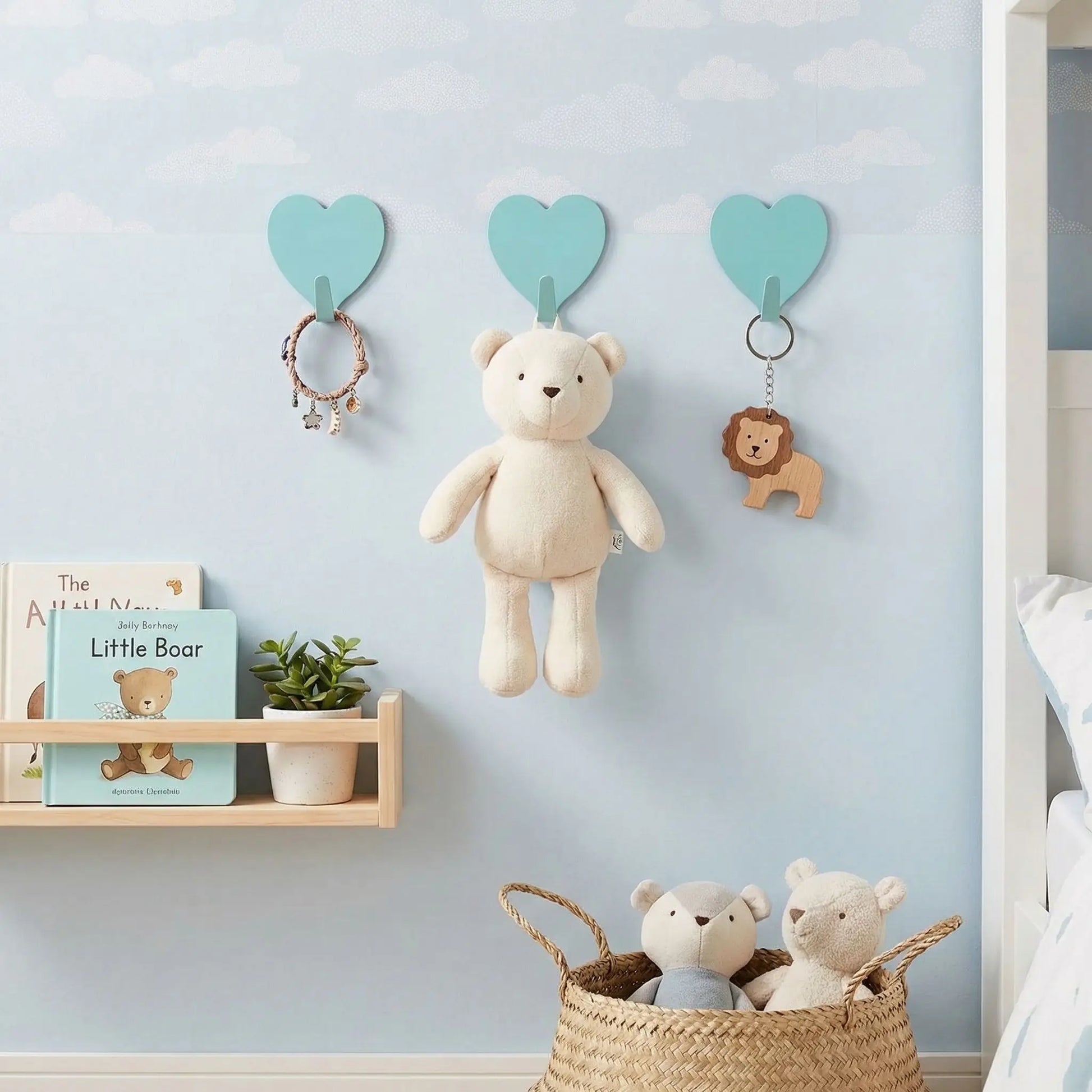 Crochet mural adhesif en forme de cœur dans une chambre d'enfant
