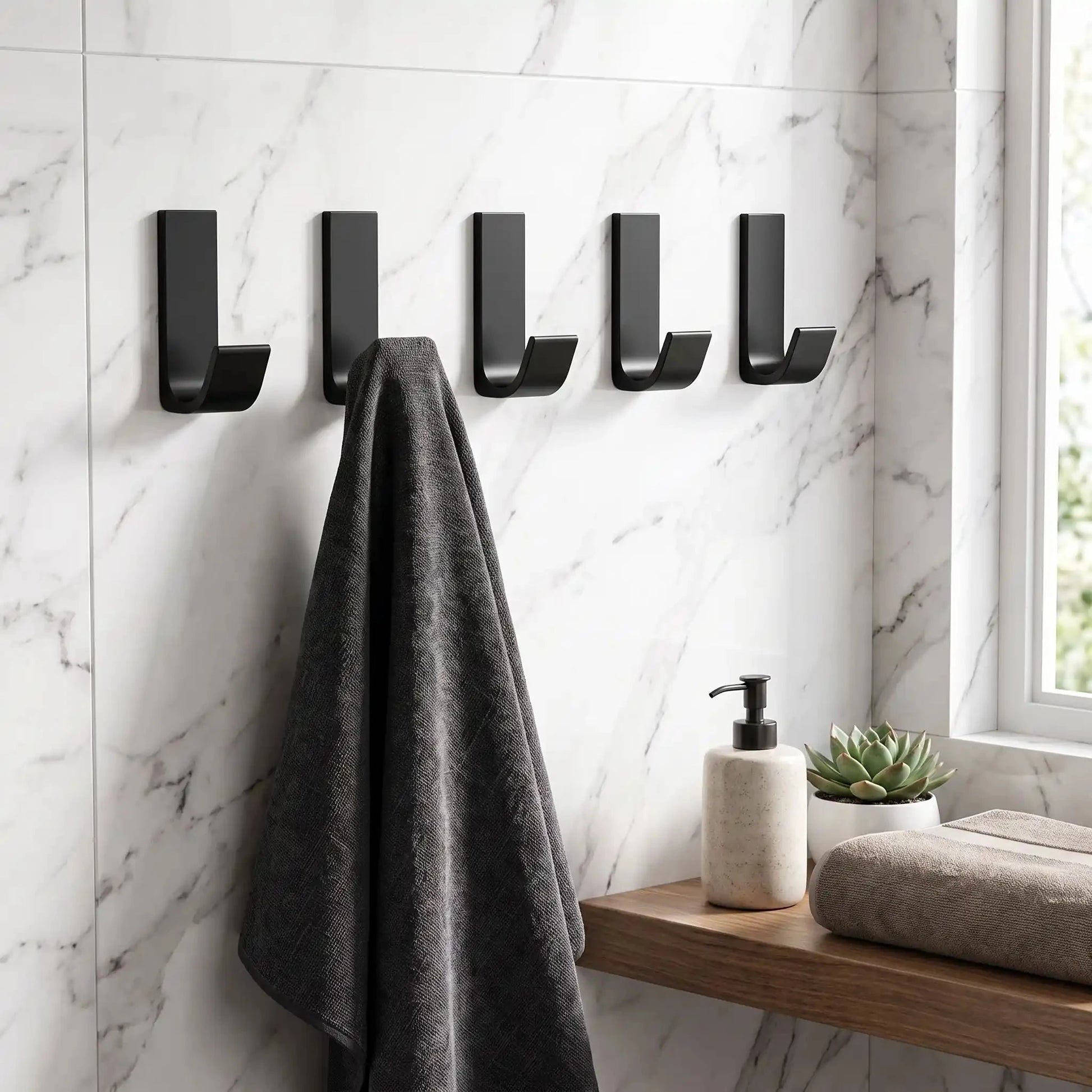 Crochet mural aluminium design élégant moderne noir en lot de 5 pour optimiser le rangement d’une entrée moderne