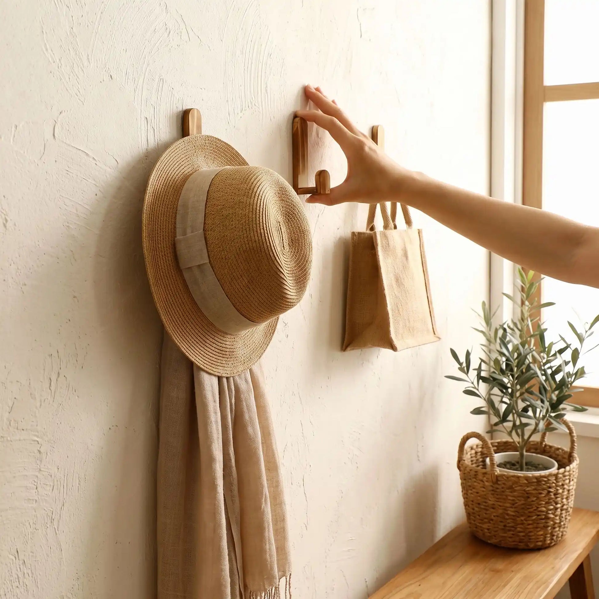 Crochet mural en bois au design scandinave, parfait pour une entrée naturelle et harmonieuse