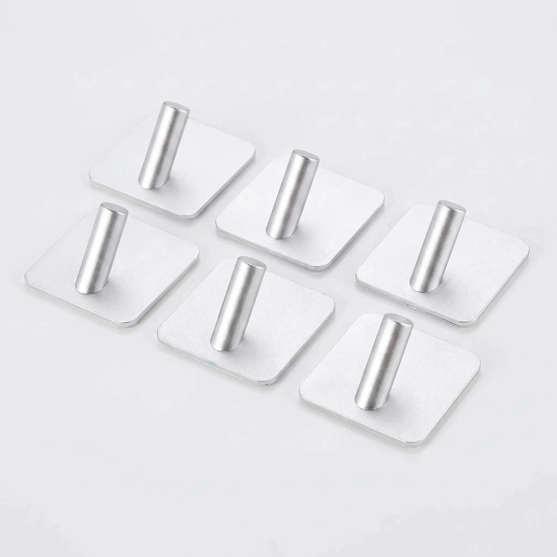 Crochets muraux acier inoxydable AdesiOrganiz argent en lot de 6 pour optimiser le rangement d’une entree lumineuse