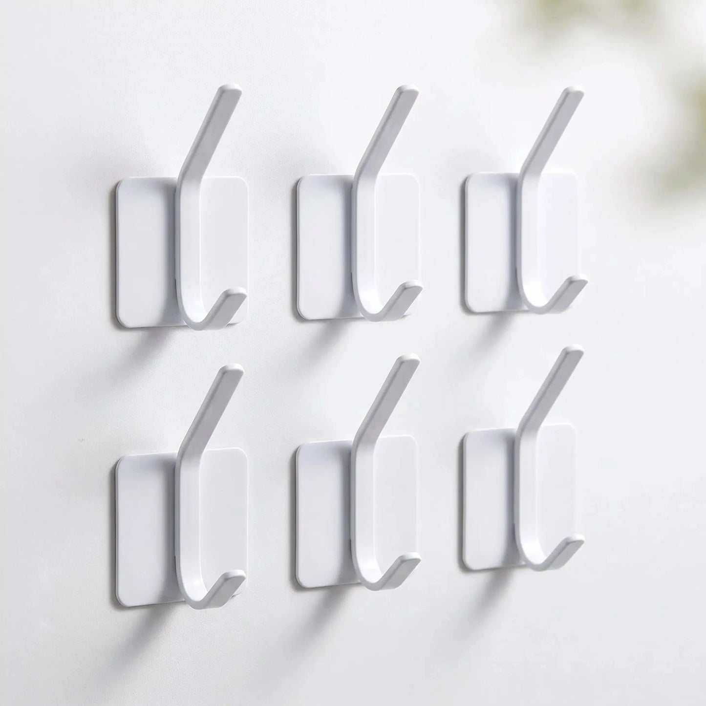 Crochets muraux adhésifs en acier inoxydable OrganiZelt blanc en lot de 6 pour organiser manteaux et accessoires dans une entrée épurée