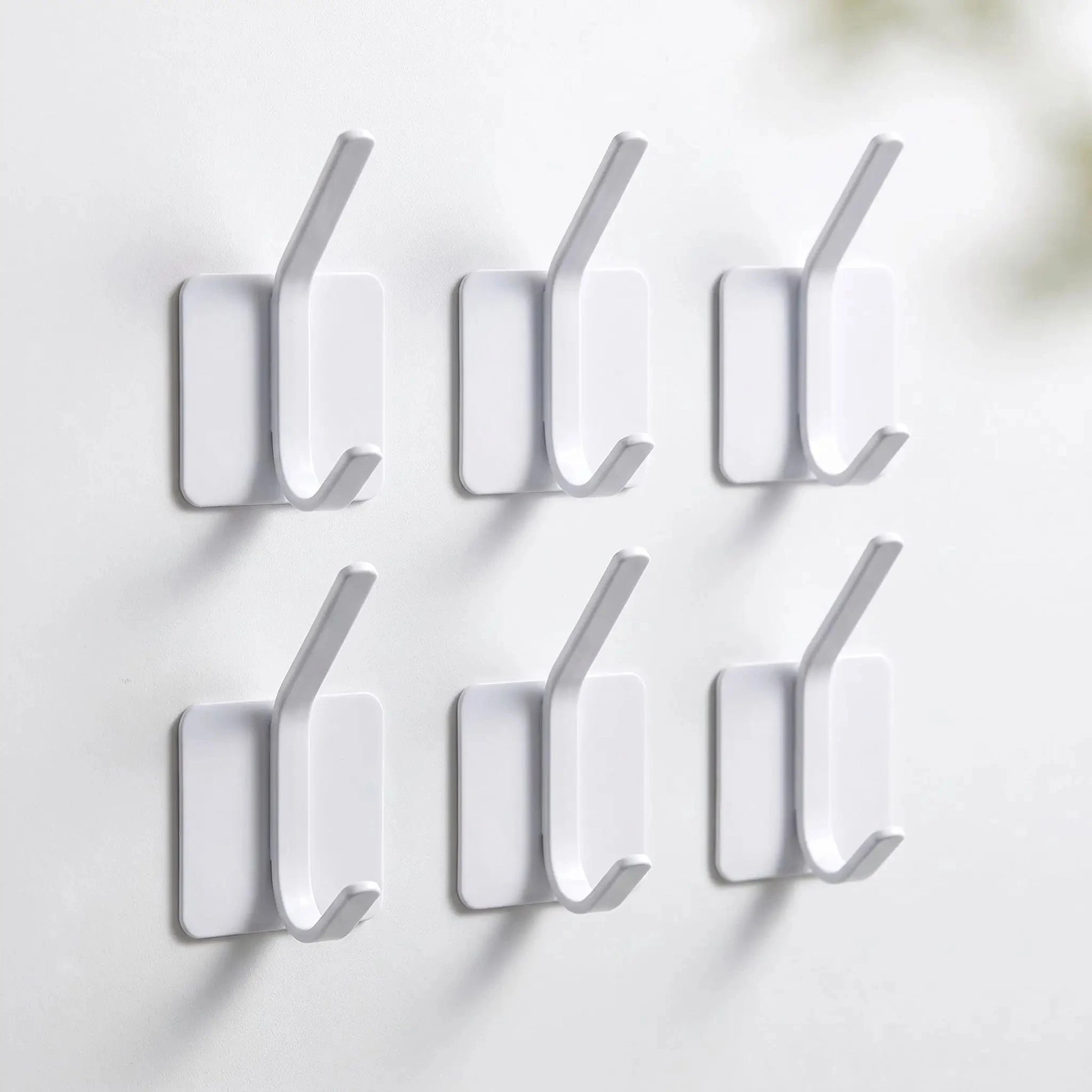 Crochets muraux adhésifs en acier inoxydable OrganiZelt blanc en lot de 6 pour organiser manteaux et accessoires dans une entrée épurée