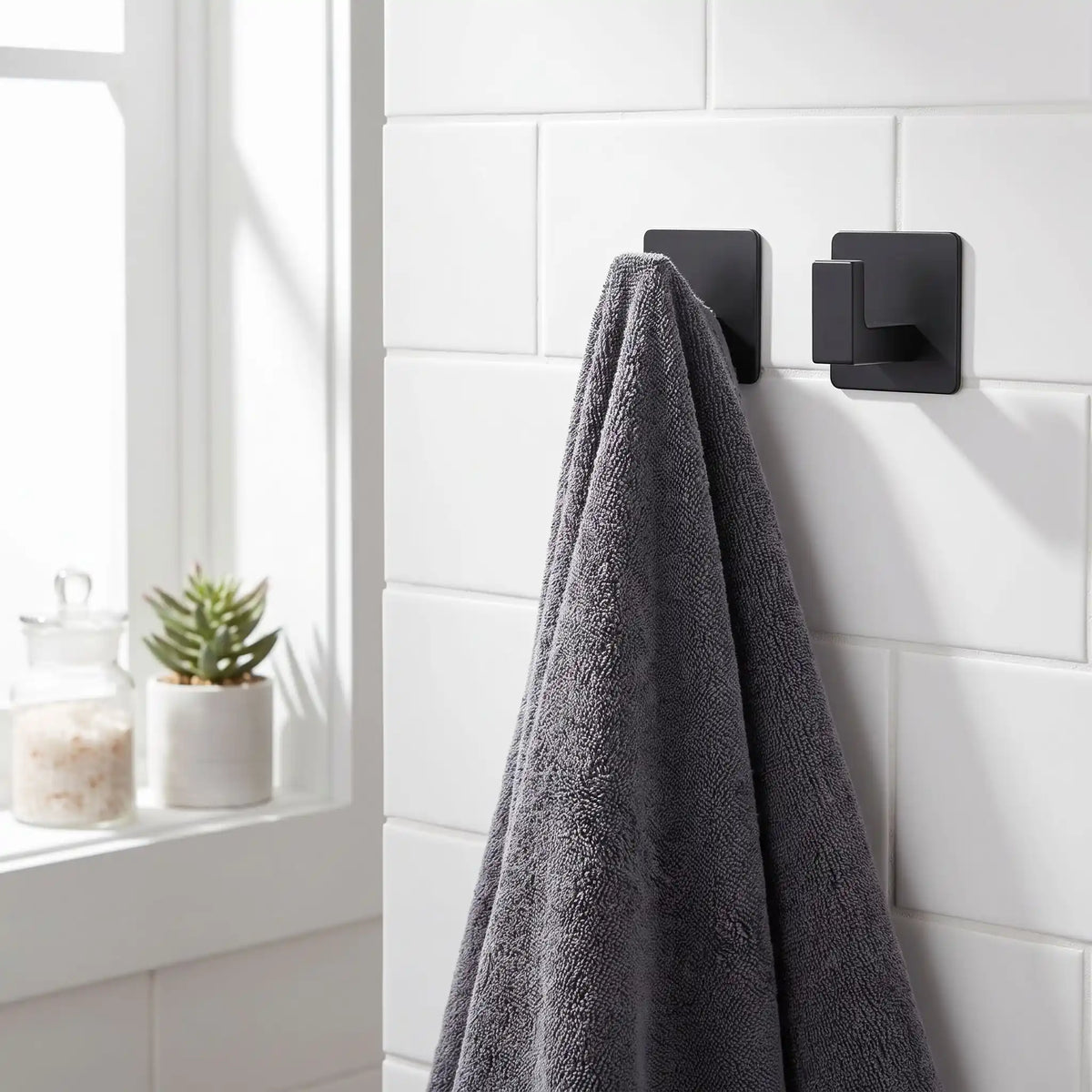 Crochets muraux adhésifs en aluminium noir mat, solution stable pour un rangement mural durable