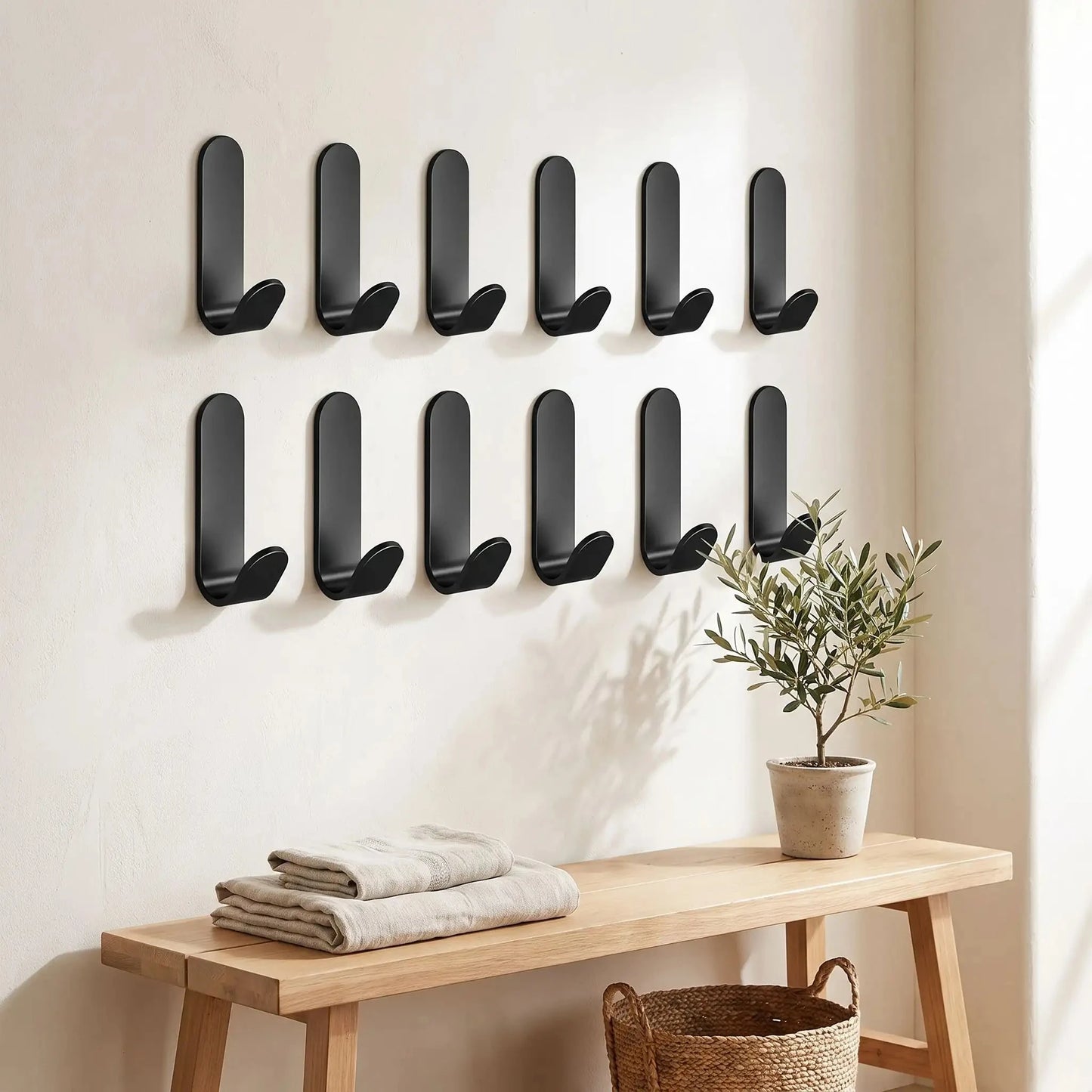 Crochets muraux adhésifs forte adhérence noir en lot de 12 pour optimiser le rangement d’une entrée familiale et épurée